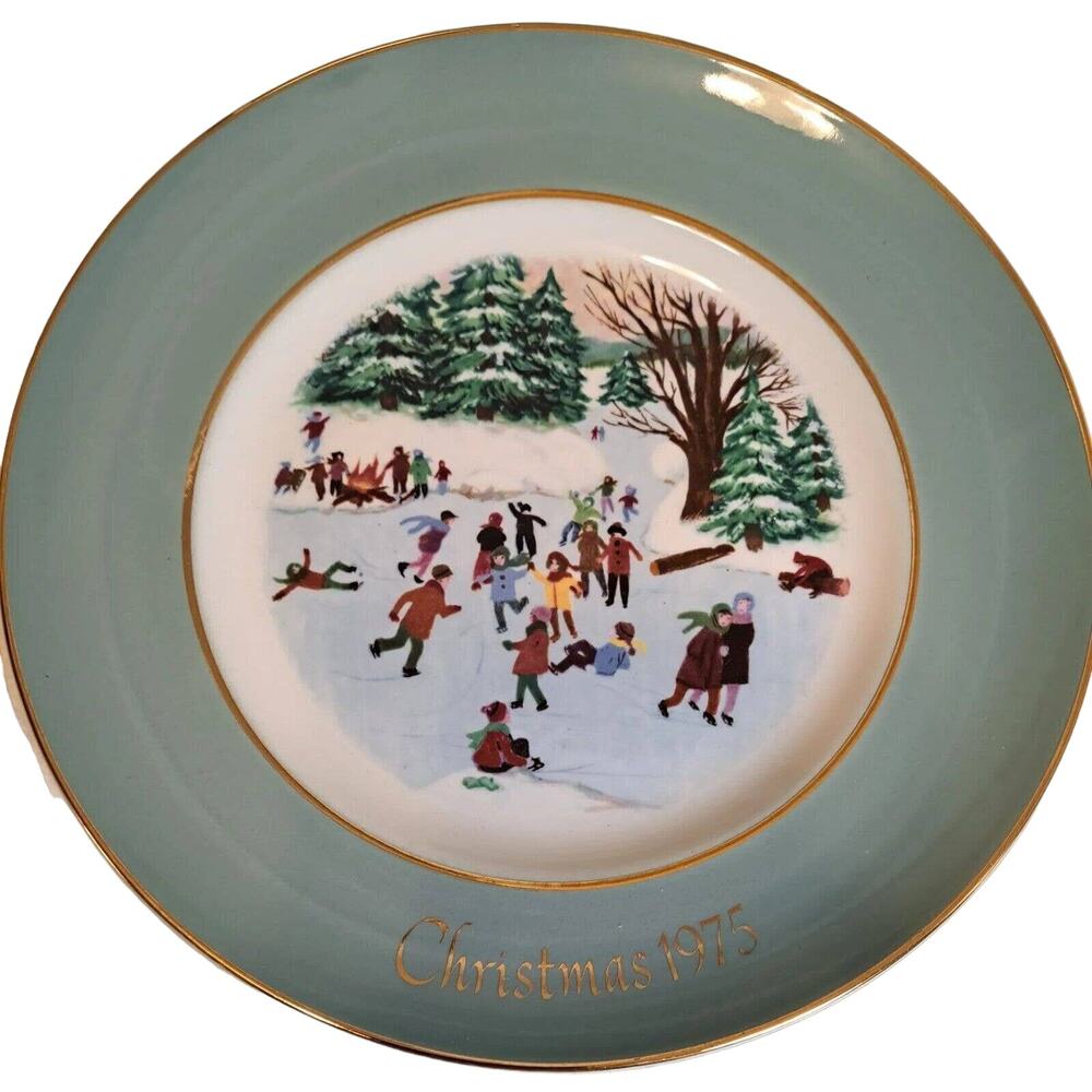 Wedgwood Vintage Avon Christmas Plate 1975 Skaters on the Pond Decorative 9 Inch